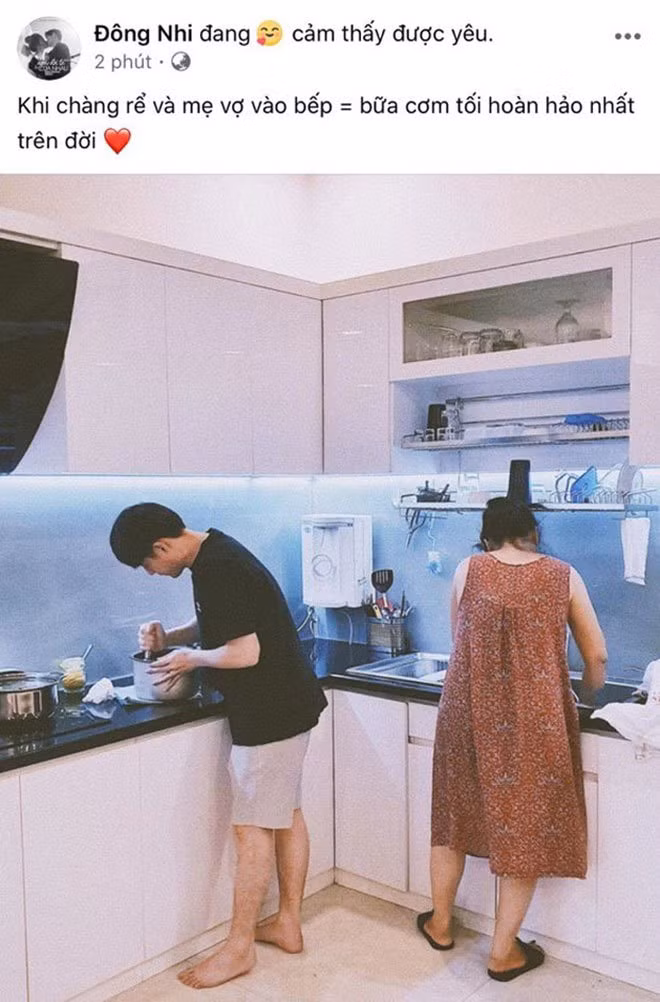 Anh không ngại vào bếp cùng mẹ vợ nấu cơm cho Đông Nhi ăn. Tấm chân tình của Ông Cao Thắng khiến Đông Nhi vô cùng cảm động. Cô chia sẻ trên trang cá nhân trạng thái “cảm thấy được yêu” và viết: “Khi chàng rể và mẹ vợ vào bếp = bữa cơm tối hoàn hảo nhất trên đời”.