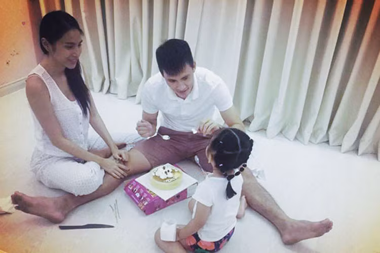 Tính đến nay Thủy Tiên - Công Vinh đã bên nhau 12 năm, trong đó 8 năm là vợ chồng và có con gái chung, bé Bánh Gạo năm nay đã 7 tuổi. Cặp đôi ca sĩ – cầu thủ này là một trong những cặp vợ chồng hạnh phúc nhất Vbiz.