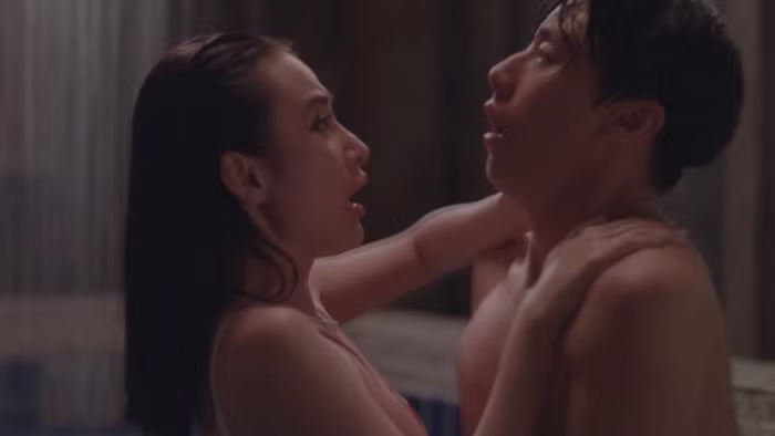 Trong "Glee Việt", có cảnh Hạ Quyên (Angela Phương Trinh) và Đăng Phương (Rocker Nguyễn) khóa môi trong bể nước nóng cực lãng mạn.