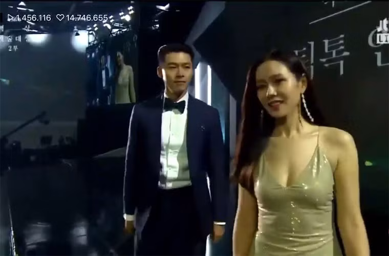 Hơn 3 tháng sau khi "Hạ cánh nơi anh" kết thúc, đây là lần đầu tiên fan được nhìn thấy Son Ye Jin và Hyun Bin. Thế nên fan của cặp đôi này đã mong chờ, săn đón từng phút giây khi cả hai xuất hiện, nhất là những khoảnh khắc tình tứ của Son Ye Jin và Hyun Bin.