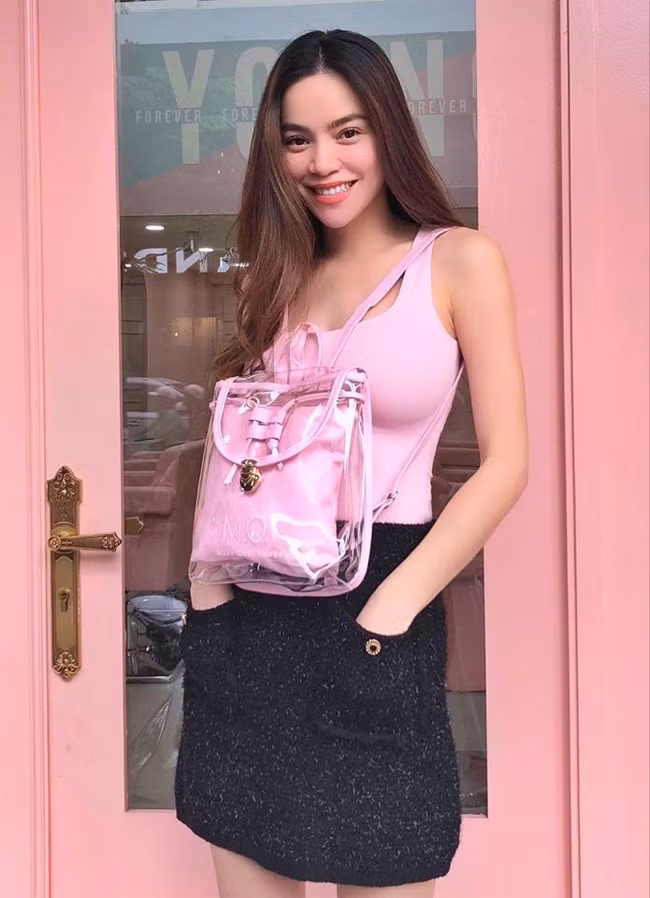 Hồ Ngọc Hà là một trong những mỹ nhân Vbiz mang thai đôi. Nữ ca sĩ chưa công khai mình mang thai lần thứ hai nhưng dựa vào trang phục rộng cô thường xuyên mặc gần đây, gương mặt đầy đặn hơn, cư dân mạng cho rằng nữ ca sĩ đang có tin vui.
