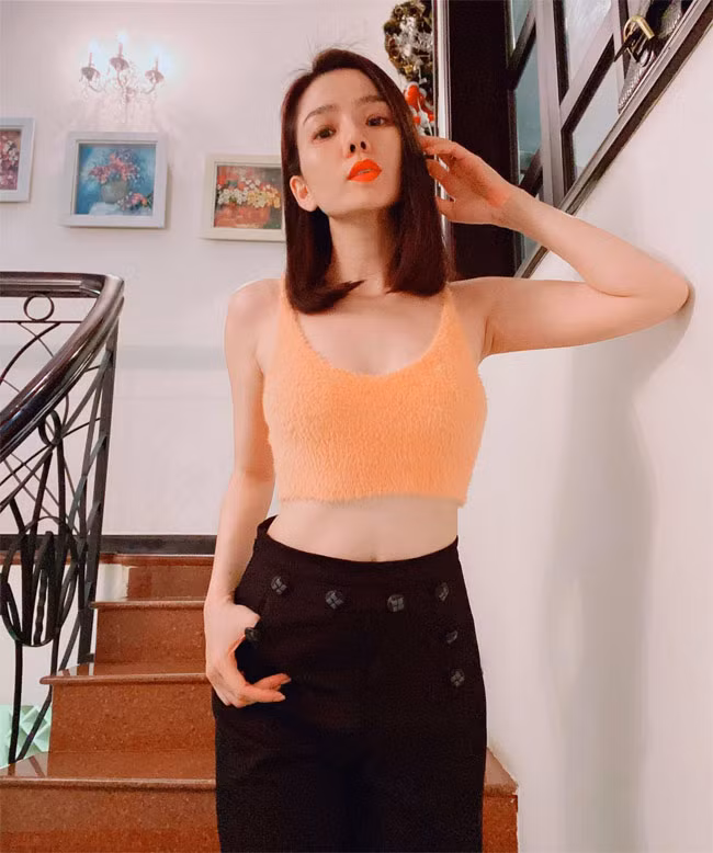 Phải nói rằng, thân hình và khuôn mặt của Lệ Quyên quá trẻ cho với tuổi 39 của cô.