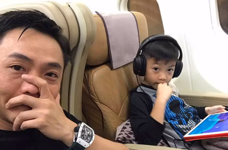 Ngoài ra, cậu bé còn được bố mẹ cho đi du lịch khắp nơi trên thế giới và đi đâu bằng máy bay cũng ngồi ghế hạng thương gia.