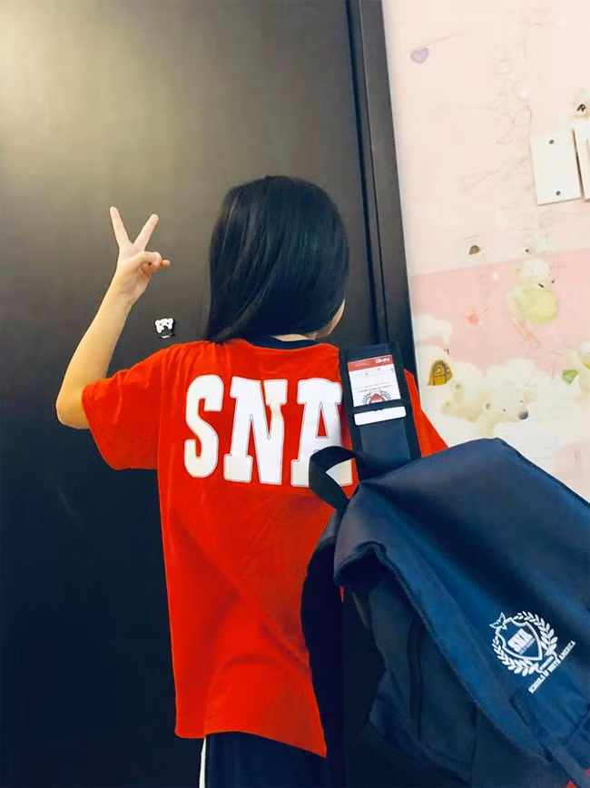 Hình ảnh Bánh Gạo được bố mẹ chụp sau lưng lúc đi học.