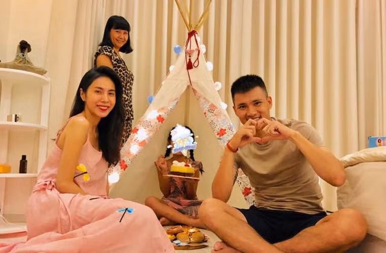 Kể cả sinh nhật, dù chụp trực diện con, nhưng khi khoe trên trang cá nhân, Thủy Tiên - Công Vinh sẽ cố tình giấu mặt con đi.