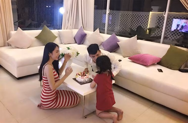 Từ đó trở đi, không ai nhìn thấy khuôn mặt của con gái Thủy Tiên - Công Vinh dù bây giờ bé đã được hơn 7 tuổi.