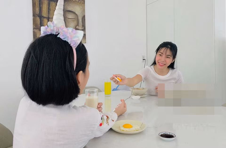 Bánh Gạo lớn lên trông thấy, mái tóc dài cũng được cắt ngắn bớt đi.