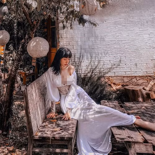 Tuy nhiên, cô từng bị cư dân mạng chê thân hình ngực to, eo nhỏ, hông to của mình như "người ngoài hành tinh".