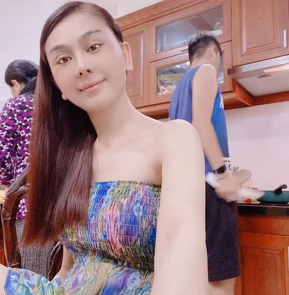 Mí mắt không còn sưng, khuôn mặt cũng hài hòa hơn, Lâm Khánh Chi được khen trẻ ra vài tuổi sau lần phẫu thuật thẩm mỹ cách đây 2 tháng.