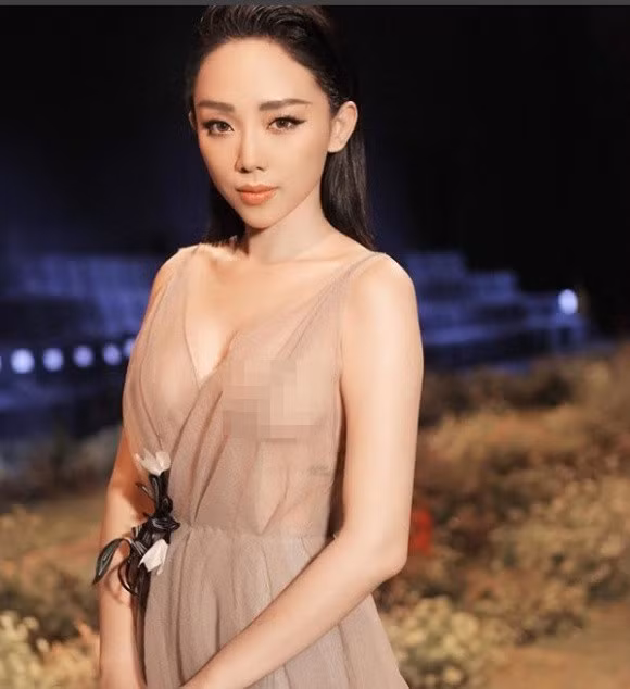 Bà xã Hoàng Touliver từng gây “bão” với chiếc váy xuyên thấu để lộ vòng 1 “khủng”. Thậm chí khi bị một khán giả chỉ trích: “Mặc đồ thấy ghê quá, không khác gì là gái", Tóc Tiên lập tức đáp trả sâu cay: "Chị đi làm rồi à, sao chị biết họ mặc như vậy”.