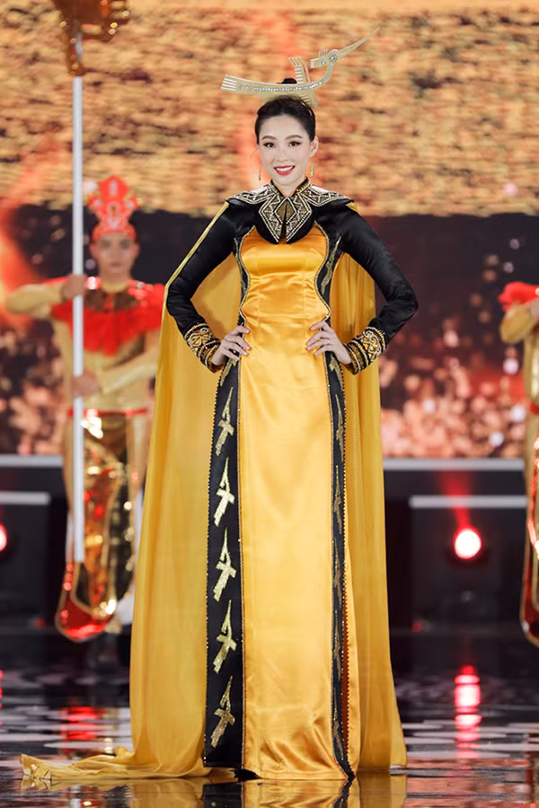  Hoa hậu Đặng Thu Thảo cùng Ngọc Hân, Kỳ Duyên, Đỗ Mỹ Linh và Tiểu Vy đã có một đêm trình diễn với áo dài đầy ấn tượng.