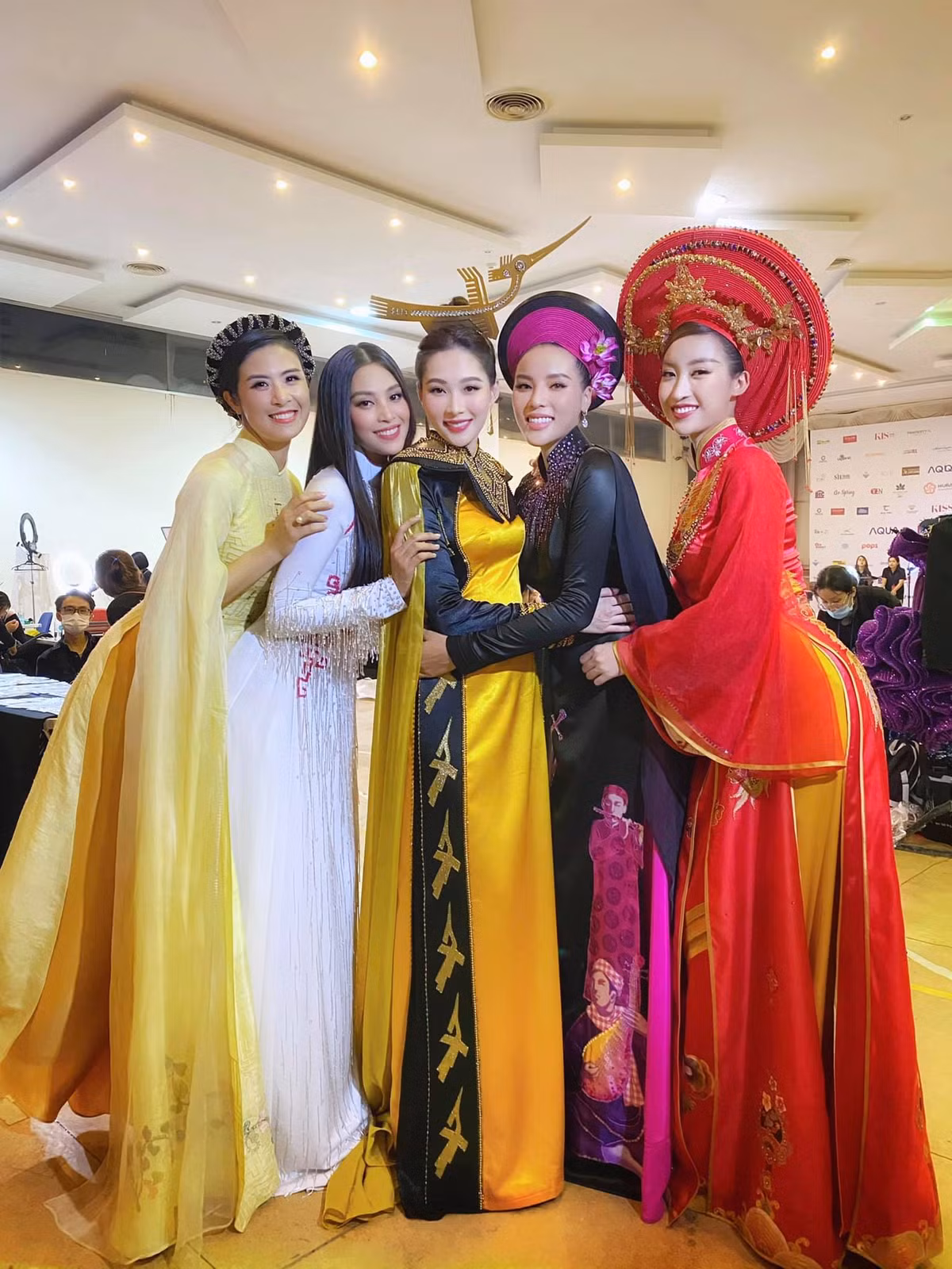 Trong bức ảnh hậu trường, 5 Hoa hậu Việt Nam của "thập kỷ hương sắc" khoe nhan sắc "một chín một mười" khiến ai ngắm cũng mê.