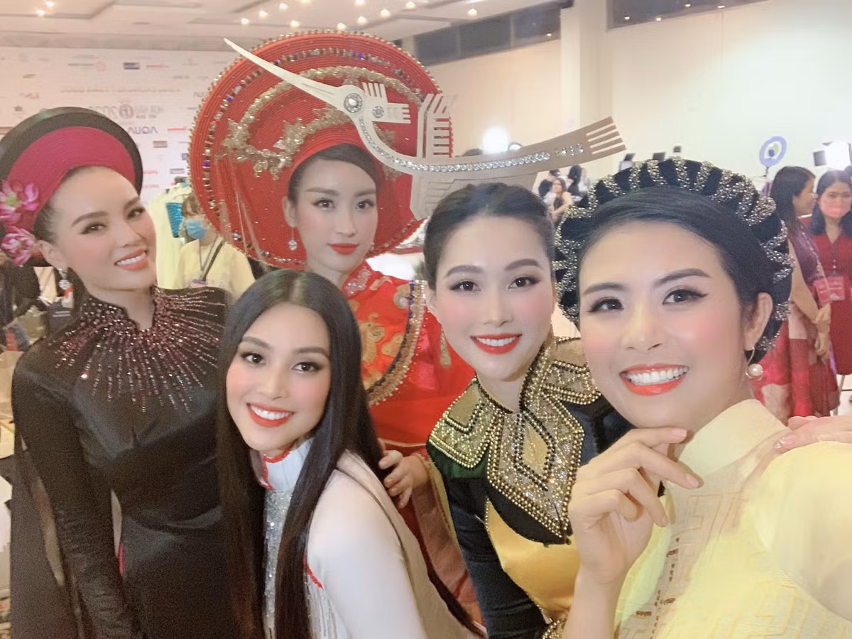 Dù có sự khác biệt về tuổi tác nhưng khi đứng chung một khung hình mỗi người đẹp lại mang một vẻ đẹp riêng. 5 nàng hậu đều được ví nhan sắc tựa "Thúy Vân - Thúy Kiều".