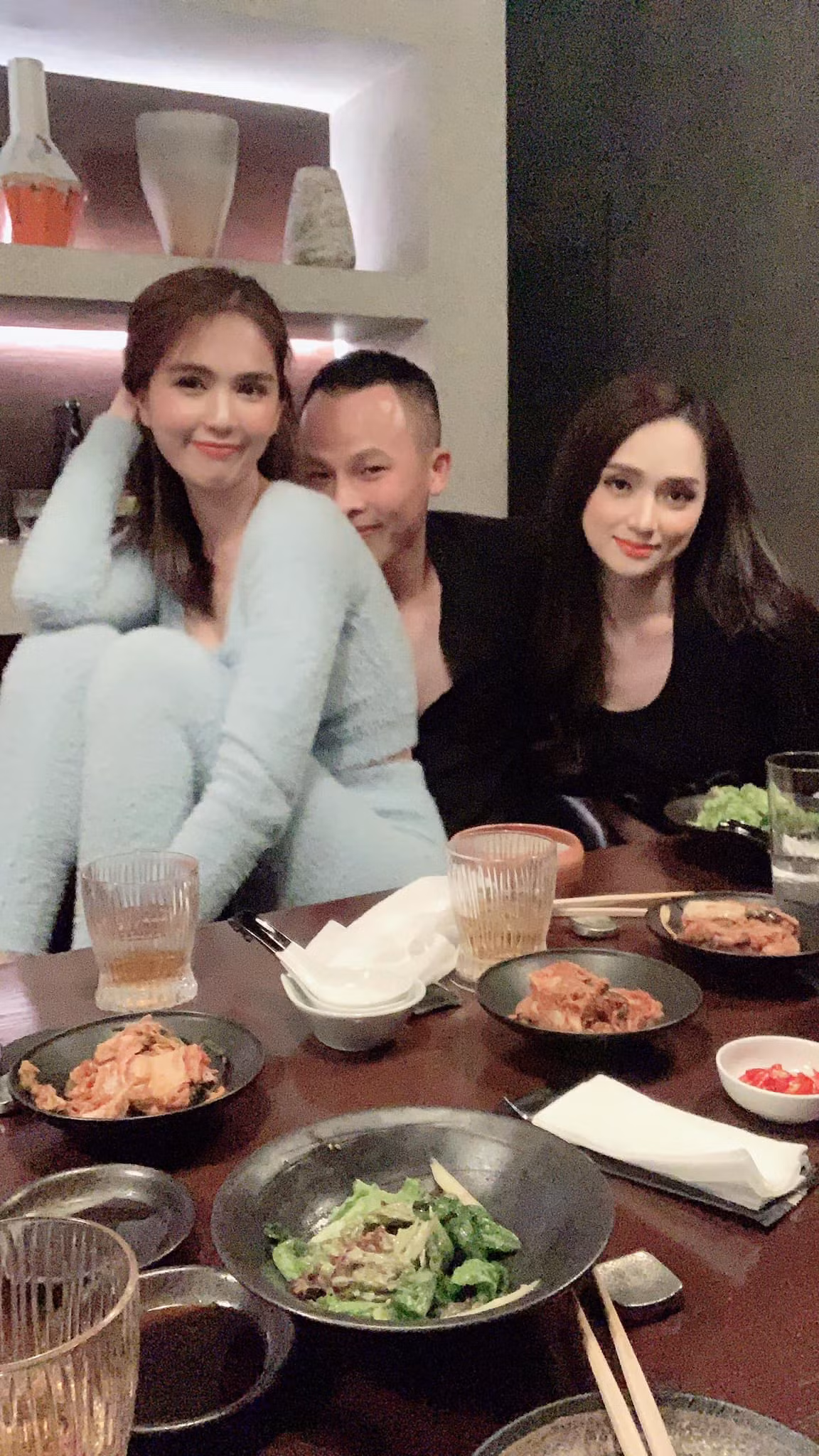 Ngao ngán loạt ảnh Ngọc Trinh vô tư ngồi lên đùi Vũ Khắc Tiệp Ngao ngan loat anh Ngoc Trinh vo tu ngoi len dui Vu Khac Tiep