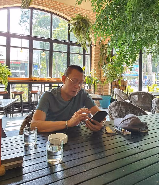 Thời gian rảnh, nhà báo Lại Văn Sâm lại đi uống cà phê, lướt facebook, xem tin tức trên mạng.