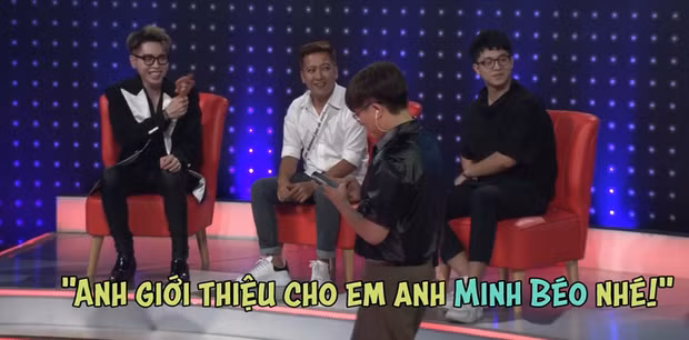 Hồi đầu năm, trong đoạn clip hậu trường "Giọng ải giọng ai" được lan truyền, ông xã Hari Won gây khó chịu khi gán ghép Đức Phúc với Minh Béo. Mặc đàn em chỉ biết cười trừ, Trấn Thành còn bồi thêm: “Không chịu à, em làm sao thế? Trải nghiệm vậy mới sướng".