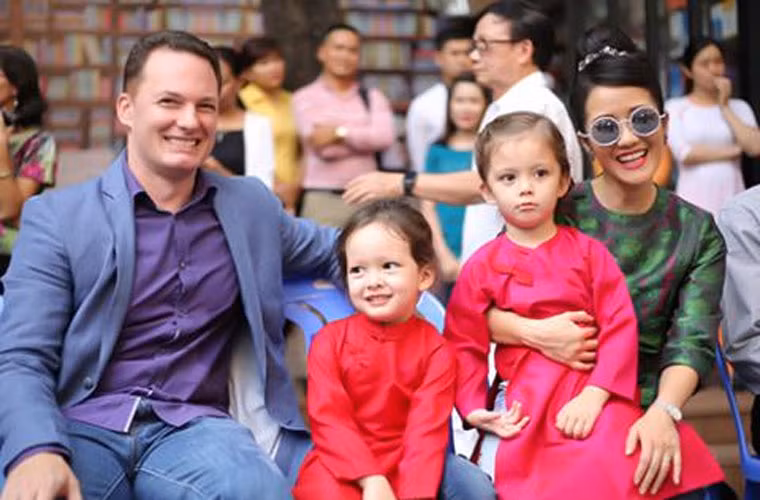 Mỗi tháng Kevin chu cấp cho hai con 105 triệu đồng trong đó bao gồm cả tiền bảo hiểm và giúp việc.