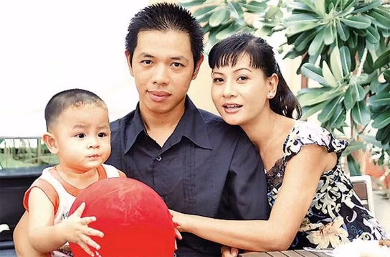 Nam diễn viên Thái Hòa cho biết, sau khi ly hôn với Cát Phượng anh vẫn gửi tiền cho con trai nhưng không đều đặn: "Về chuyện trợ cấp cho Bom, tôi với Phượng khá thoải mái. Tháng nào có tiền nhiều thì trợ cấp, tháng nào không có thì nói không có, Phượng chẳng đòi hỏi điều gì".