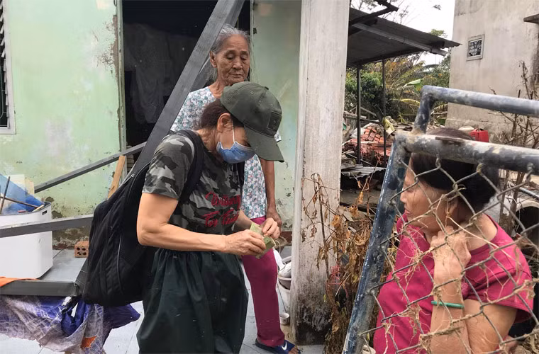 Nữ ca sĩ chia sẻ, Trấn Thành âm thầm gửi thêm 3 tỷ tiền quyên góp cho mẹ cô đi cứu trợ đồng bào miền Trung lũ lụt.