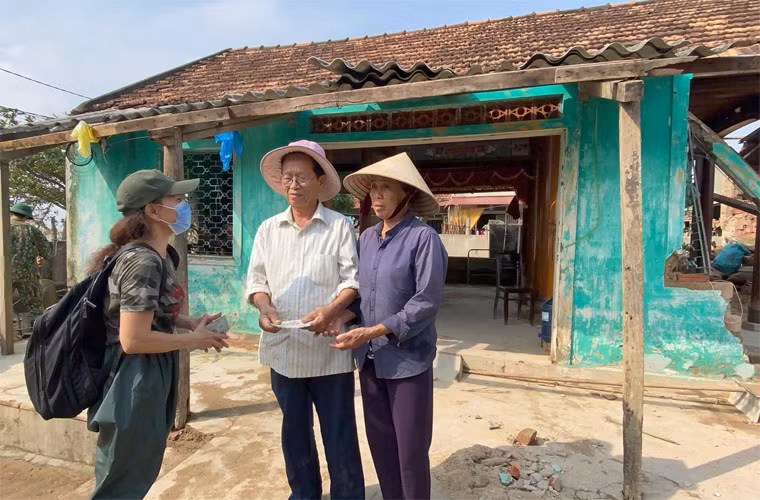 Mẹ Hồ Ngọc Hà đến từng nhà người dân vùng lũ để trao quà, tiền cứu trợ.