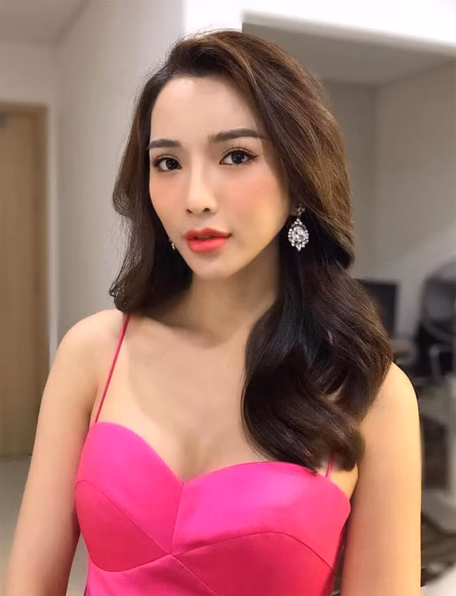 Mới đây, cô còn tham gia đóng nữ chính trong bộ phim web “Chàng phi công của em” do chính chồng mình, ca sĩ Ưng Hoàng Phúc sản xuất.