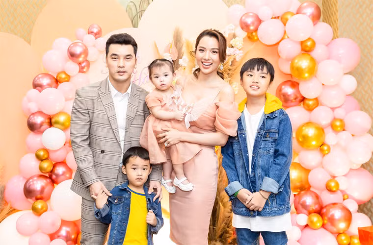 Sau khi kết hôn, Kim Cương sinh thêm hai con cho Ưng Hoàng Phúc và lui về chăm lo gia đình, không hoạt động nghệ thuật nữa.