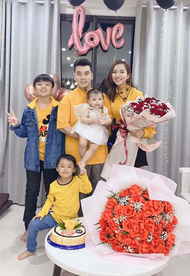 Tuy nhiên thời gian đã trả lời cho tất cả, giờ đây gia đình Kim Cương và Ưng Hoàng Phúc vô cùng hạnh phúc, viên mãn khiến nhiều người phải ngưỡng mộ.