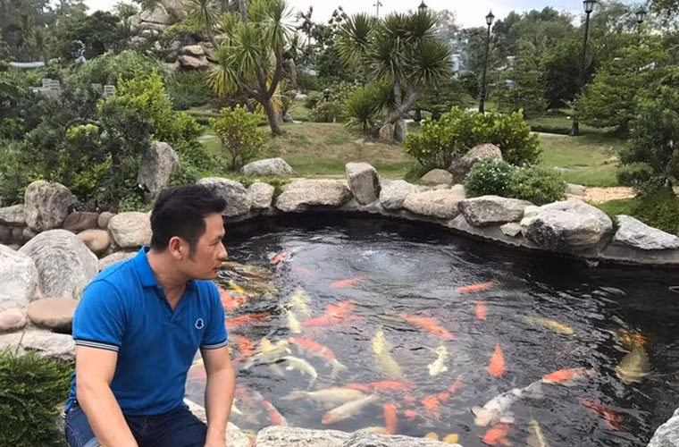 Bên Mỹ, Bằng Kiều sở hữu một căn biệt thự rộng 400m2 nằm trong khuôn viên rộng 2.000m2 tại bang California.