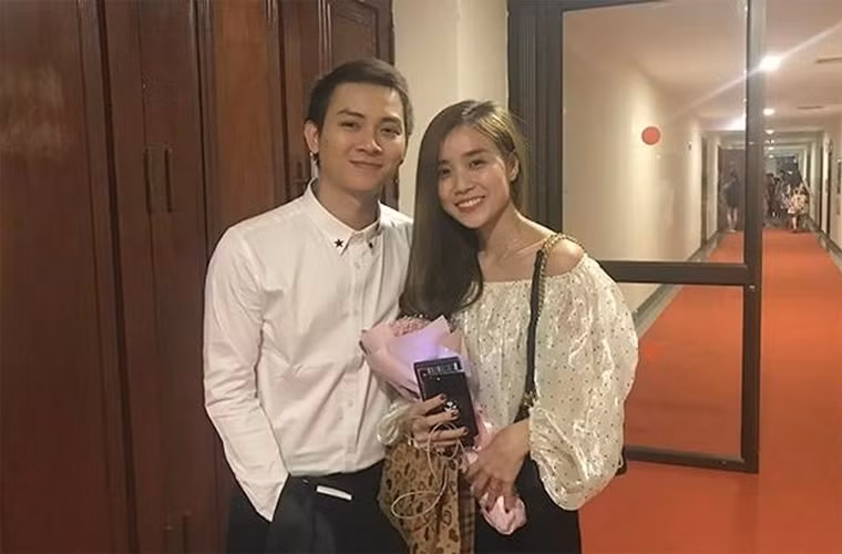 Hoài Lâm là một trong những sao Việt dành cả thanh xuân để yêu. Trước khi công khai bạn gái Bảo Ngọc vào năm 2016, Hoài Lâm và hot girl này đã có thời gian yêu nhau 5 năm. Nghĩa là khi yêu nhau, Hoài Lâm mới 16 còn Bảo Ngọc chỉ 15 tuổi.
