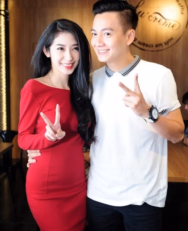 Mối tình sâu đậm của Khổng Tú Quỳnh và Ngô Kiến Huy từng khiến nhiều người xuýt xoa. Hai người yêu nhau từ năm 2010 từng trải qua cú sốc khi Ngô Kiến Huy thừa nhận có con với em ca sĩ Thanh Thảo vào năm 2011, nhưng cả hai vẫn gắn bó bên nhau.