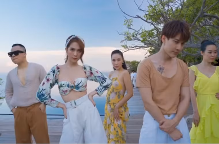 Ngọc Trinh, Quỳnh Thư, Minh Phương, Vũ Khắc Tiệp chơi TikTok trong vlog.