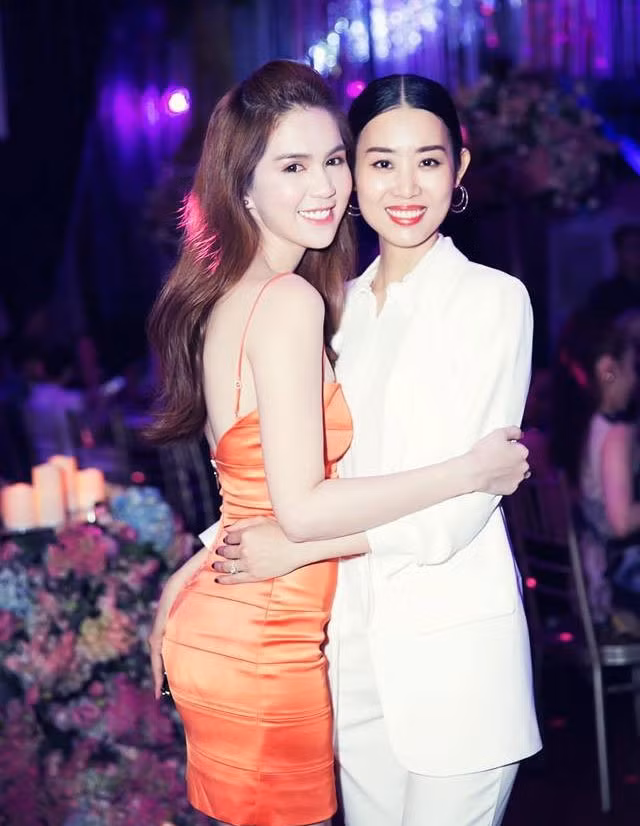 Minh Phương còn là quản lý của Ngọc Trinh và nhờ có khả năng tiếng Anh tốt nên cô luôn là người dẫn dắt hội bạn thân mỗi khi đi du lịch nước ngoài.