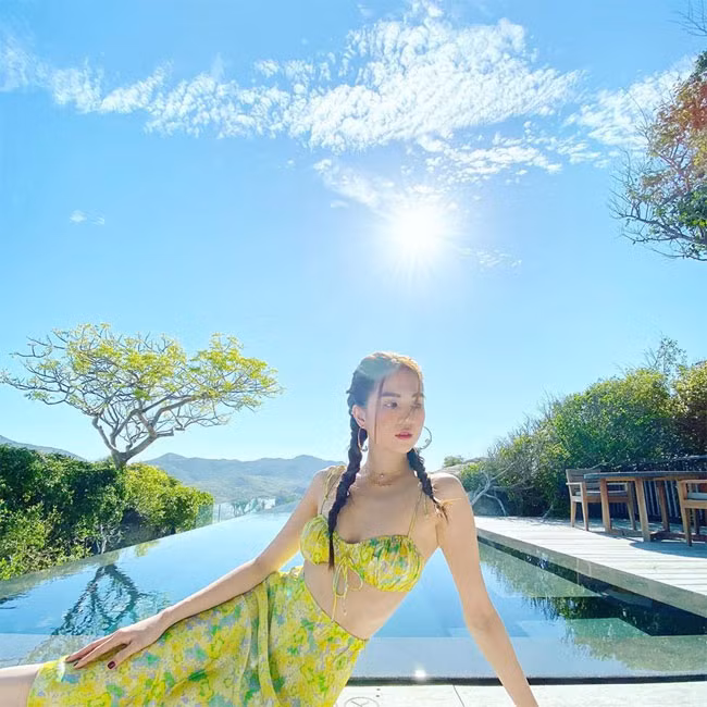 Đây là dịp để người đẹp khoe thân hình nuột nà, nóng bỏng trong những bộ đồ bơi cực kỳ sexy.