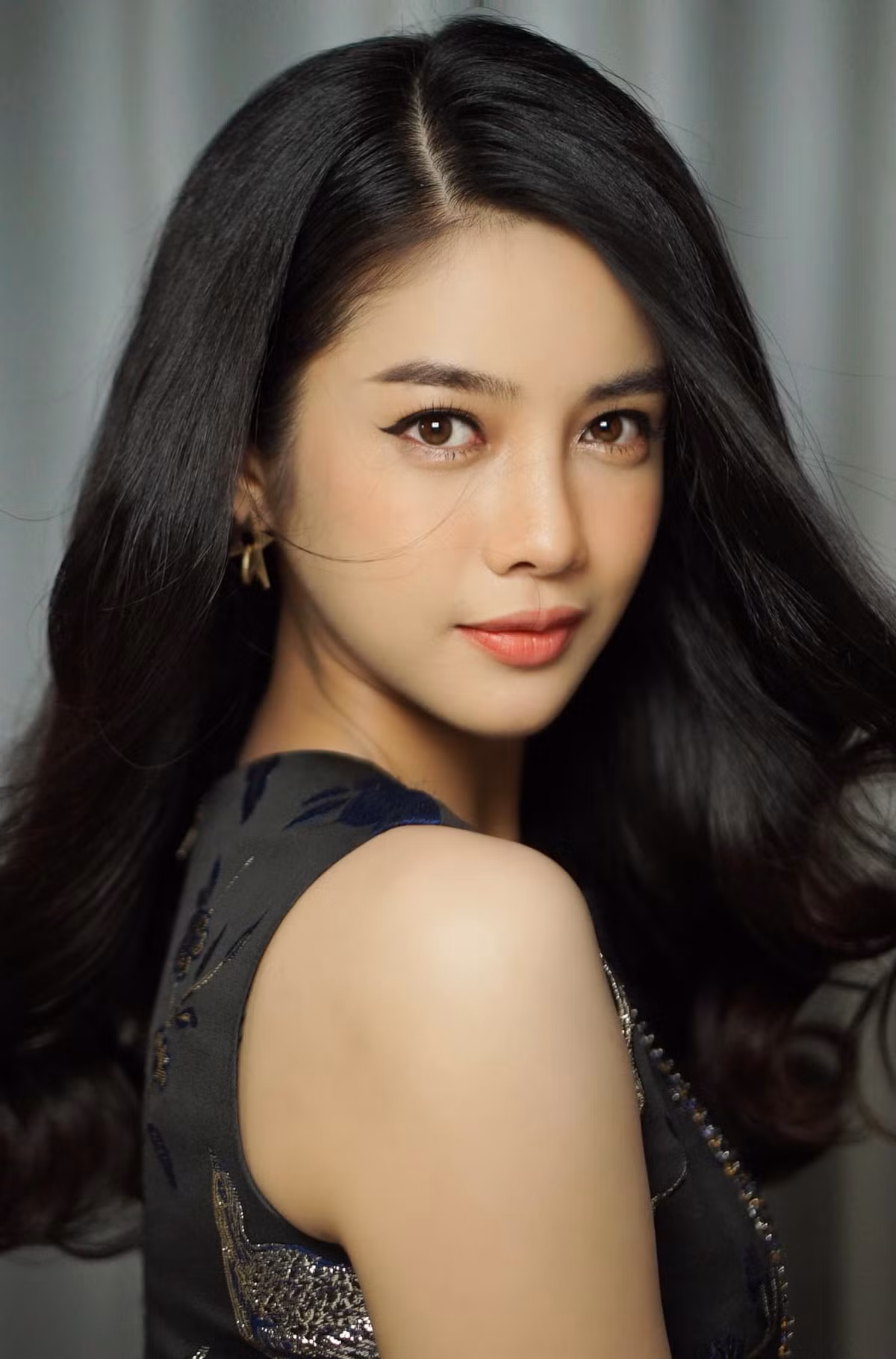 So với thời điểm tham gia các cuộc thi nhan sắc, chân dài sở hữu chiều cao 1m70 được nhận xét là ngày càng "lột xác" với ngoại hình nóng bỏng và nhan sắc xinh đẹp.