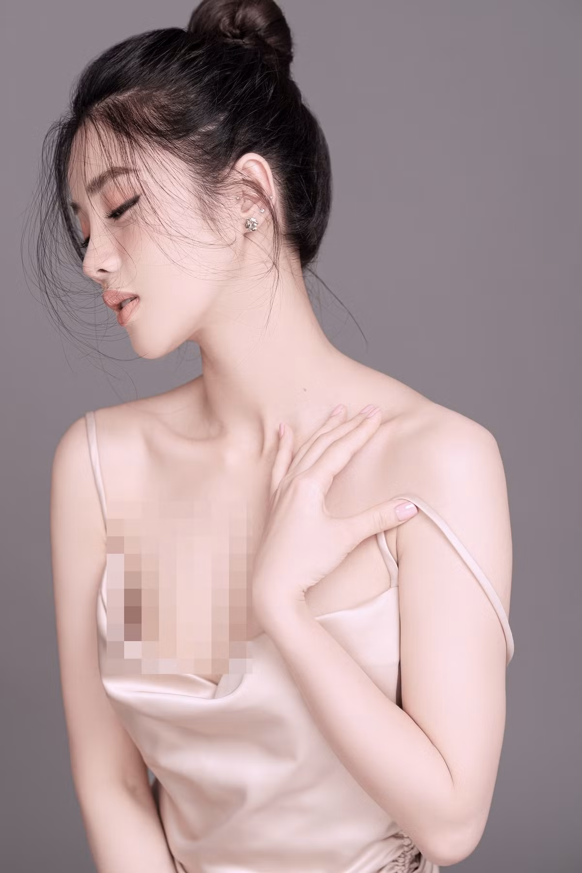 Chân dài sinh năm 1995 từng lọt vào vòng chung kết của cuộc thi Hoa hậu Hoàn vũ Việt Nam 2015. Một năm sau, người đẹp đạt thành tích Top 10 Hoa hậu Biển Việt Nam. Ảnh: Milor Trần.