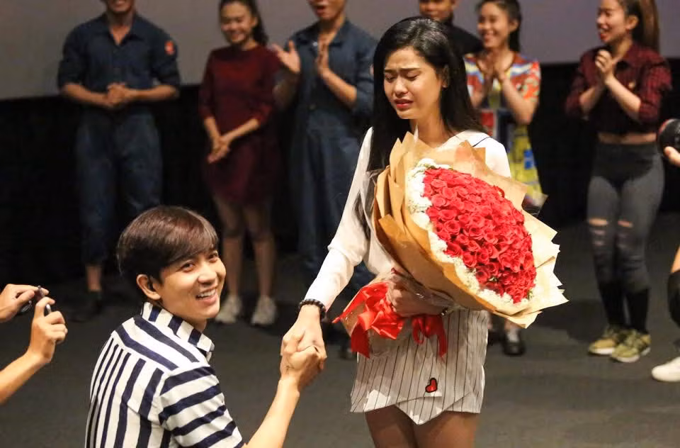 Đầu năm 2015, Trương Quỳnh Anh bế con ra khỏi nhà nhưng đến giữa năm 2016 mọi người lại bất ngờ khi chứng kiến màn cầu hôn của Tim dành cho Trương Quỳnh Anh trong rạp chiếu phim.