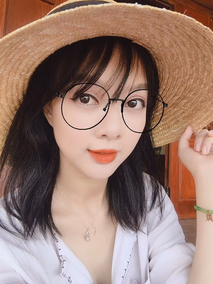 Nữ MC Cafe sáng với VTV3 đang nhận được nhiều sự quan tâm của bạn bè và người hâm mộ khi tiết lộ trên trang cá nhân về trình trạng sức khỏe của mình. Nữ MC chia sẻ rằng cô đang mắc căn bệnh khá nặng về mắt. Thu Hương tiết lộ thêm, bác sĩ khuyên mổ nếu không cô có khả năng sẽ bị mù cả hai mắt.