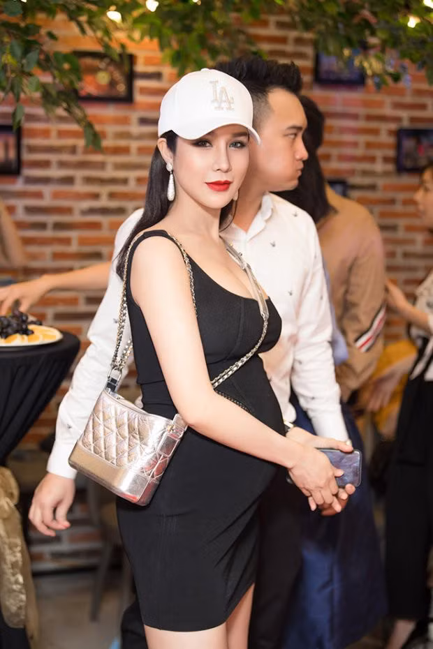Diệp Lâm Anh từng là một trong những bà bầu xinh đẹp và "chịu chơi" nhất của Vbiz. Trong thời gian mang thai cô vẫn chăm chỉ tập luyện để giữ vóc dáng.
