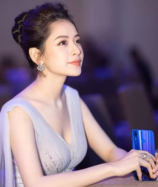 Cũng nhờ có nhan sắc mà Chi Pu lọt vào tầm ngắm của các đạo diễn và được tham gia một số bộ phim như: Giọt nước rơi, Giấc mơ hạnh phúc, Thần tượng, Cô gái trên tầng thượng, Hương ga, Chung cư ma, Mối tình đầu của tôi, Yêu...