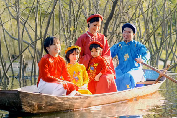 Mới đây, nhân kỷ niệm 10 năm ngày cưới và 10 năm bài "Thuyền hoa" của mình đã tạo nên hit, nghệ sĩ Vượng Râu đầu tư tiền tỷ để làm MV "Thuyền hoa". MV được phát hành online vào đúng ngày sinh nhật chị Thu Hiền - vợ nghệ sĩ Vượng Râu.
