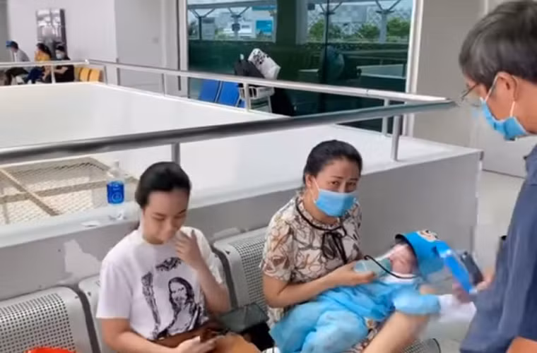 Xúc động khoảnh khắc Hoàng Oanh và con trai đoàn tụ chồng Tây - Hình 3 Xuc dong khoanh khac Hoang Oanh va con trai doan tu chong Tay-Hinh-3
