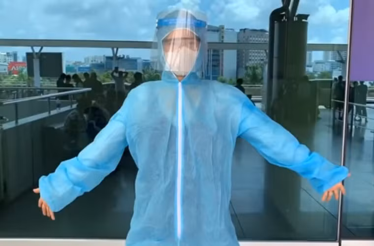 Xúc động khoảnh khắc Hoàng Oanh và con trai đoàn tụ chồng Tây - Hình 2 Xuc dong khoanh khac Hoang Oanh va con trai doan tu chong Tay-Hinh-2