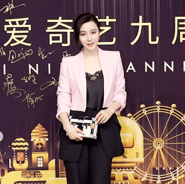 Đến giữa năm 2019, Phạm Băng Băng xuất hiện trở lại với tần suất dày đặc với mong muốn lấy lại danh tiếng. Tuy nhiên, “nữ hoàng thị phi” không nhận được sự ủng hộ của khán giả, cái tên của cô cũng không còn “hot” nữa.