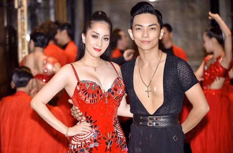 Hơn Phan Hiển 12 tuổi, mối tình của Khánh Thi lúc đó bị nhiều người đàm tiếu. Người cho là nữ hoàng dance sport yêu cậu học trò để lấp chỗ trống sau khi chia tay bạn trai Chí Anh. Người lại bảo cô yêu Phan Hiển vì gia đình anh giàu có.
