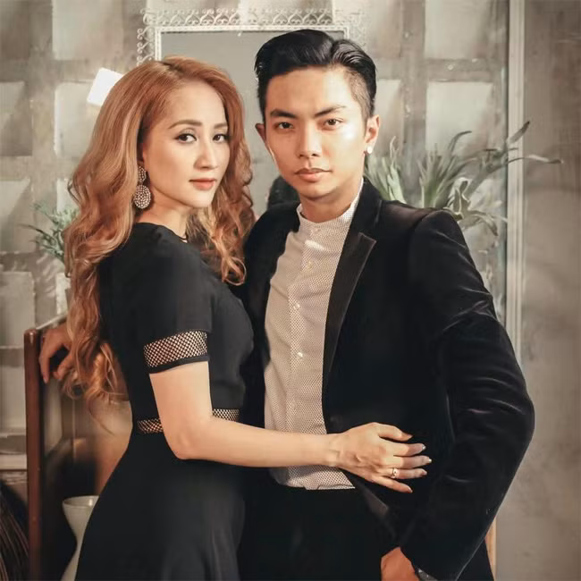 Phan Hiển là người đã giúp Khánh Thi vượt qua những cú sốc tinh thần, những chuyện buồn. Mặc dù ít tuổi nhưng Phan Hiển tỏ ra rất bản lĩnh, chín chắn, nên khiến cô giáo cảm phục và yêu anh lúc nào không hay.