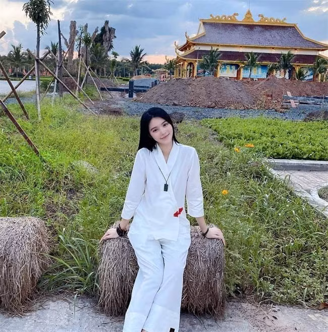 Cô còn thay ảnh đại diện bằng bức hình chụp khoảnh khắc bình yên nơi cửa Phật.