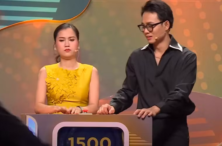 Mới đây, Lâm Vỹ Dạ trở thành đề tài bàn cãi khi bị cho là thể hiện thái độ cục cằn khi tham gia tập 2 chương trình “Khuôn mặt đáng tin”.