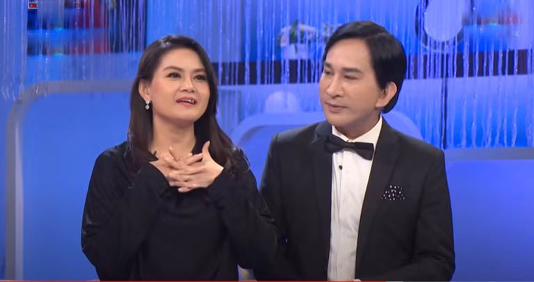 Trong chương trình "Chị em chúng mình", NSƯT Kim Tử Long gây bất ngờ khi tiết lộ từng có mối quan hệ ngoài luồng dù đã kết hôn với bà xã Trinh Trinh. Sau đó, Trinh Trinh phát hiện ra và để chồng tự nói ra tất cả.