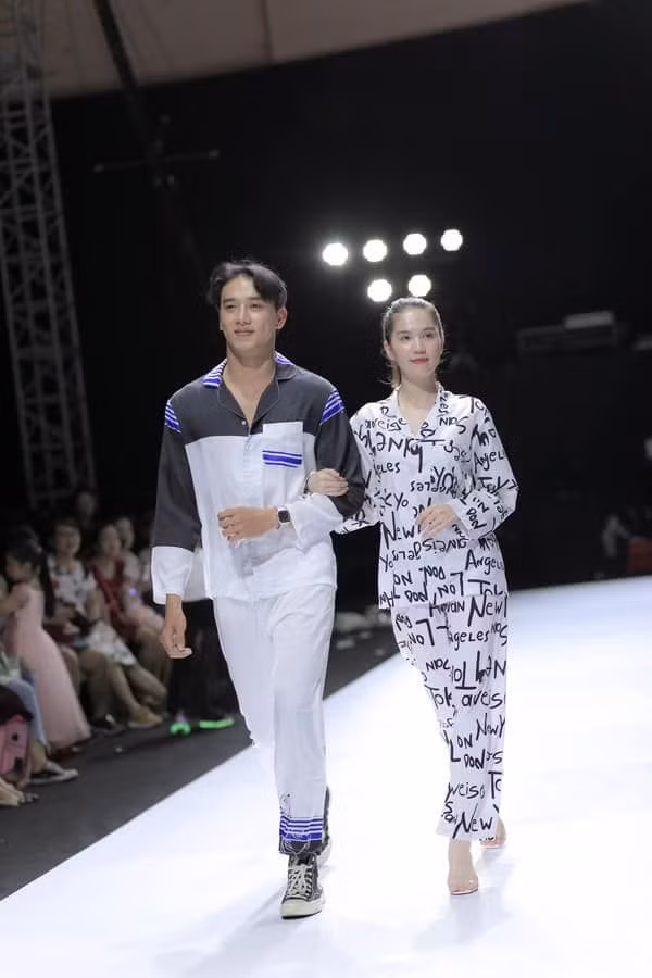 Ngọc Trinh diện pyjama trên sàn catwalk vẫn tỏa sáng.