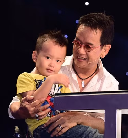 Bằng lòng với cuộc sống hiện tại bên vợ trẻ và hai con nhỏ, Đức Huy coi việc được chăm sóc, giúp đỡ những người yêu thương là hạnh phúc của anh lúc này.